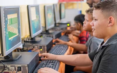 Escolas Conectadas leva internet a 68% das escolas públicas e avança na universalização do acesso