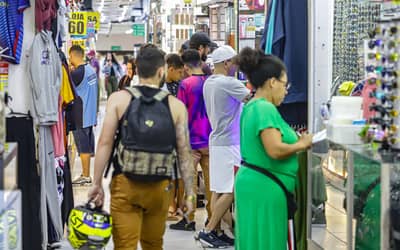 Confiança do Consumidor volta a cair após quatro meses de alta, mostra FGV IBRE