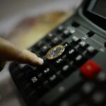 IPCA de fevereiro: preços sobem 0,70% puxados por educação, mas inflação em 12 meses melhora