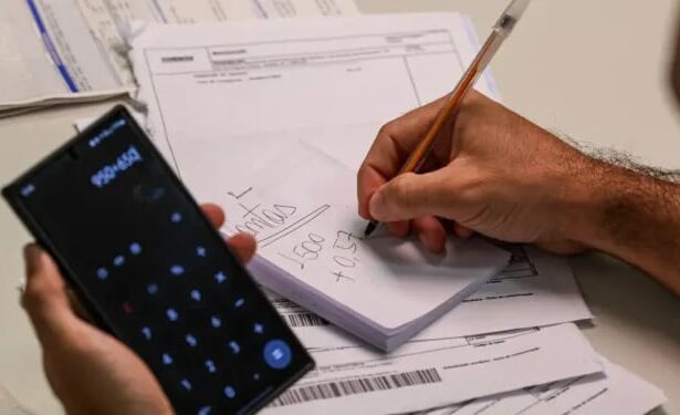 Inadimplência cresce e 42% repetem dívidas