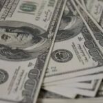 Dólar cai e fecha último pregão em R$ 4,99 (10/05)