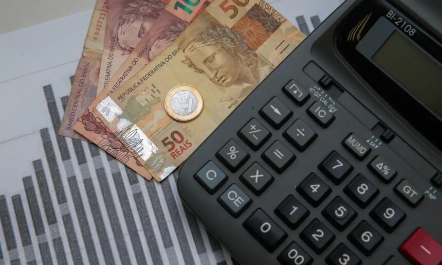 Brasileiro trabalhou 150 dias em 2026 apenas para pagar tributos, aponta estudo do IBPT