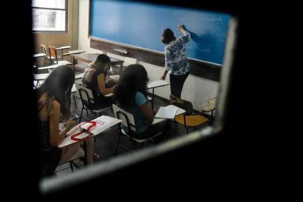 Sancionado piso salarial para professores da educação básica; mudança terá impacto de R$ 8 bi para os municípios em 2026