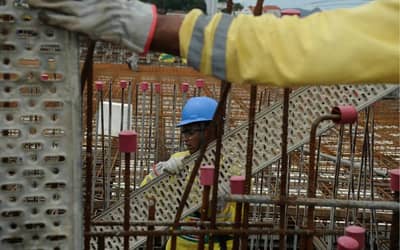 Desempenho da indústria da construção cai em junho e permanece acima da média histórica.