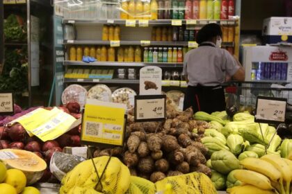 Intenção de consumo das famílias recua em agosto, aponta CNC