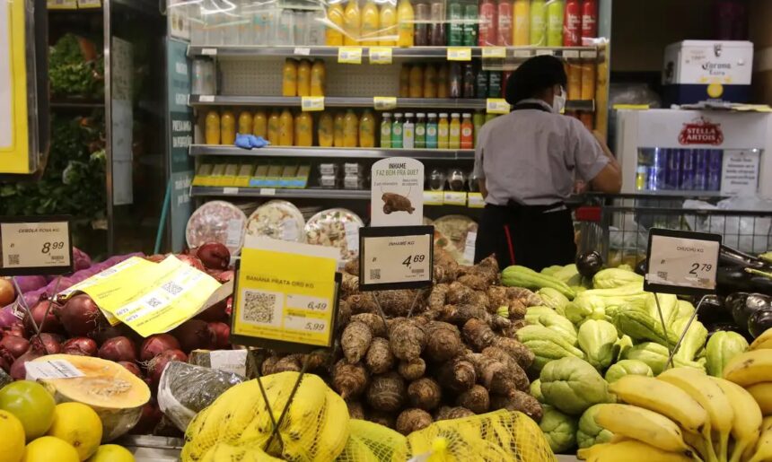 Intenção de consumo das famílias recua em agosto, aponta CNC