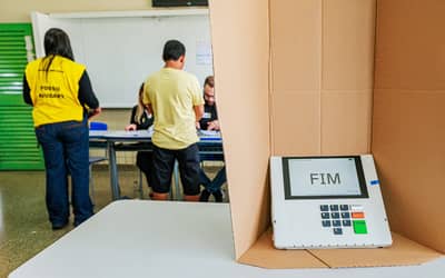 Flávio Bolsonaro lidera pesquisas de segundo turno, diferença estreita com Lula