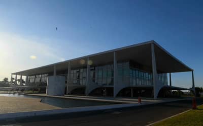 Flávio Bolsonaro e Lula se preparam para o segundo turno de presidência em 25 de outubro