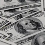 Dólar registra queda histórica no pregão de segunda-feira (5)