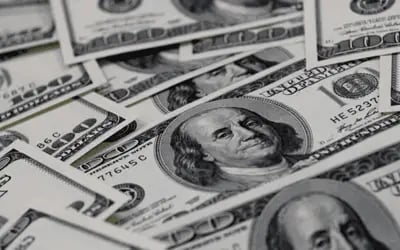 Dólar registra queda histórica no pregão de segunda-feira (5)