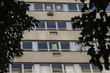 Famílias Brasileiras Cortam Gastos Essenciais para Arcar com Moradia