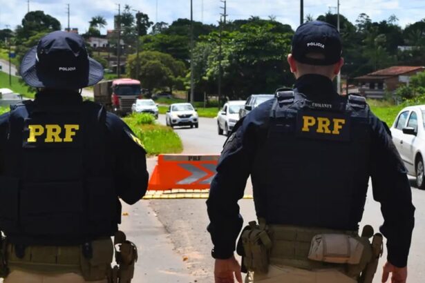 PRF lança Operação Finados 2026 para combater o uso de celular ao volante