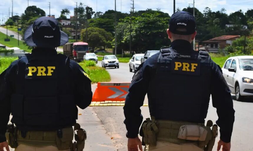 PRF lança Operação Finados 2026 para combater o uso de celular ao volante