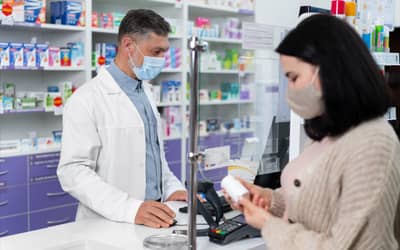 Piso salarial de R$ 6.500 para farmacêuticos gera alerta da CNM