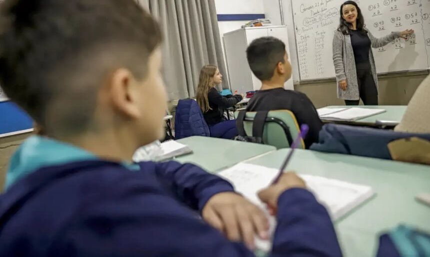 STF determina aplicação do piso salarial do magistério a professores temporários a partir de 2027
